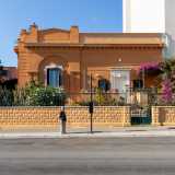 Superiamo ora dei moderni palazzi residenziali per raggiungere, sempre su via Adriatico, una graziosa residenza color salmone. Costruita nel 1929, mostra sulla facciata una finta arcata sorretta da doppie lesene e sovrastata da un elemento a timpano